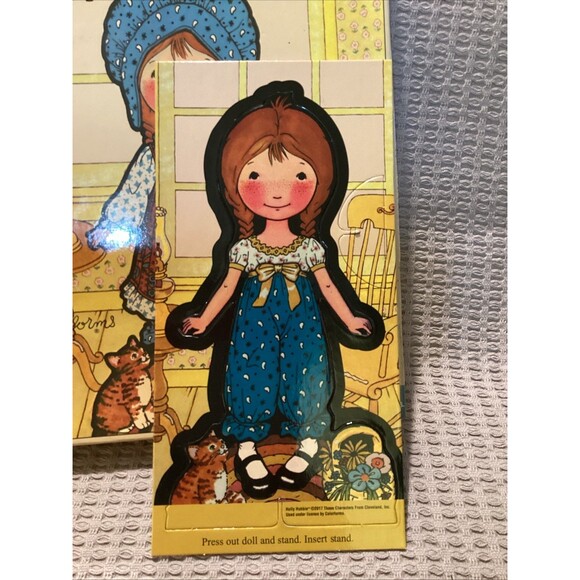 2017 Holly Hobbie Colorforms Classics Dress Up Set Toy Paper Doll with 4 Outfits - Picture 4 of 16